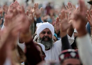 Court requires all Pakistani citizens to declare religion when applying for ID