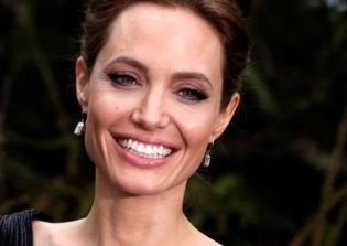 Angelina Jolie Cancer Surgery News: Actress Has Ovaries, Fallopian Tubes Removed to Prevent Cancer