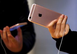 iOS 10.2 Jailbreak updates: hackers race against time to roll out a tool as Apple gears up for an iOS 10.3 release