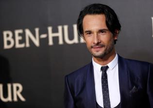 Jesus actor in 'Ben-Hur' film, Rodrigo Santoro,  blessed by Pope Francis