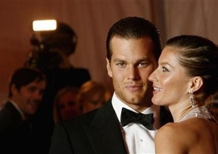 Tom Brady-Gisele BÃ¼ndchen news, update 2017: Brady gives BÃ¼ndchen a warm hug while they watch a hockey game; Is she pregnant?