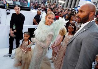 Beyonce: 'God is God, I am not' - singer flashes message to fans during MTV VMAs 2016 performance