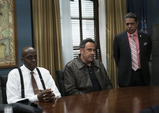 'Law and Order: SVU' season 17 spoilers, plot news: Family man attracts Benson's suspicion in 'Intersecting Lives'