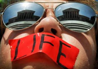 Anglican priest faces jail time for offering prayers to women entering Planned Parenthood