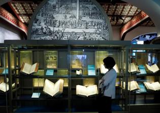 Bible Museum draws criticism for leaving out texts from other faiths