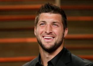 Tim Tebow news 2016: internet abuzz as Tim Tebow stands next to Johnny Manziel at the Heisman Trophy ceremony