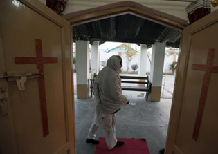 Police in Pakistan attack pastor in the middle of church service