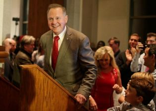 'Ten Commandments judge' Roy Moore defeats Luther Strange in Alabama primary for US Senate