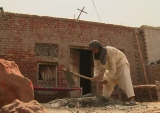 Muslims building chapel for Christians in Pakistan