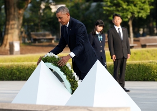 Obama honors Hiroshima atomic bomb victims, calls for world without nuclear arms