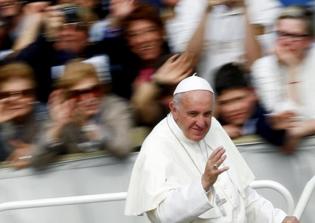 Pope Francis embraces Egypt senior Muslim imam, ends 5-year freeze in relations