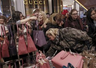 Black Friday 2016 sales at Apple, Walmart, Target & Best Buy news: Retailers offer free shipping and big discounts on gadgets