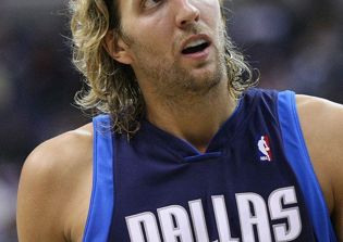 Dallas Mavericks trade rumors: Mavericks still unsure if Nowitzki will play for two years