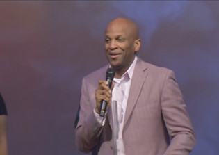 Donnie McClurkin tells Christians to stop protesting against Trump