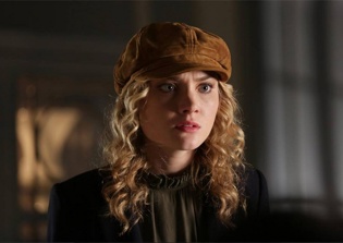 'Scream Queens' season 2 episode 10 spoilers: Did season finale bring Grace Gardner back in familiar red mask?