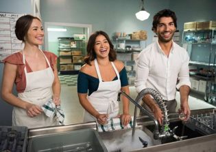 'Jane the Virgin' season 3 episode 14 spoilers: Jane fights Petra for room mom position; why did Abby bring Scott's burn book to the police?