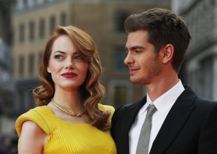 Emma Stone and Andrew Garfield News: Actress Attends Golden Globes Without Boyfriend