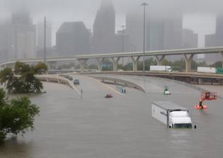 Priest kayaks around Houston to gather parishioners for Mass amid heavy rains and flooding