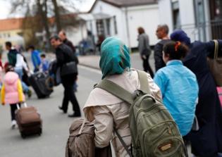 U.S. accepts record number of Syrian refugees in May; High speed of processing applications criticized