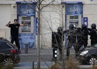 Hostage Situation at Paris Post Office Ends, Suspect Surrenders to Police