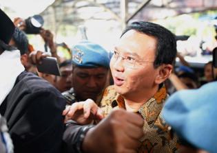 Thousands of Indonesians march in Jakarta to support Christian governor