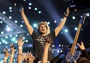 Country Music Star Brad Paisley Dedicates New Song 'Jesus and Me' to Ebola-Stricken Christian Doctor