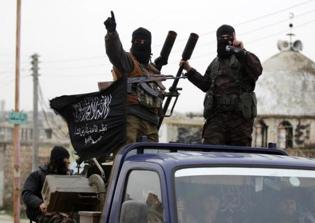 Al-Qaeda affiliated Islamist group in Syria bombs town in Hama, pushed back by ISIS in Yarmouk