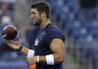 Tim Tebow prays for dying man on plane, but is then criticized for 'getting in the way'