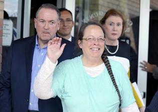 Couples who sued Davis want her to pay legal fees