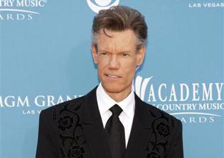 Randy Travis serenades audience for the first time since massive stroke 3 years ago