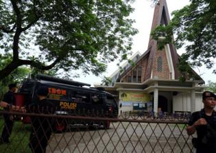 ISIS attacker stabs priest after failing to detonate bomb at church in Indonesia
