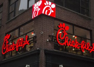 Franklin Graham calls New York Mayor Bill de Blasio a bully for Chick-fil-A boycott campaign
