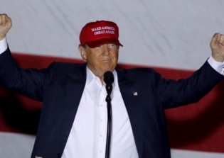 Donald Trump praised as 'humble' by black pastor in Cleveland rally