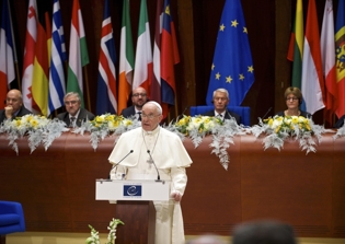 Targeted By Islamic Extremists, Pope Still Keeps Door Open For Peace