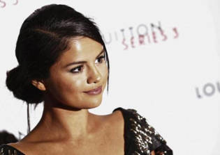 Selena Gomez sings 'Nobody' during surprise appearance at Christian Hillsong concert (VIDEO)
