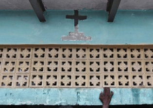 Church officials attacked by Indian mob outside police station