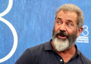Mel Gibson shares thoughts about turning the other cheek at "Hacksaw Ridge" premiere