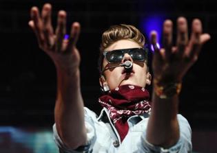 Justin Bieber castigates paparazzi for taking his photos outside church