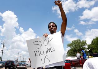 Tampa pastor apologizes as a white person following Sterling shooting