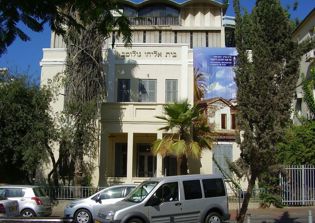 Israeli bomb squad remove live 90-year-old grenade from cupboard in Israeli museum