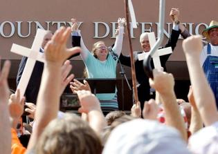 Kim Davis contempt order upheld, But Kentucky clerk who refused to issue gay marriage licenses  celebrates 'final victory'