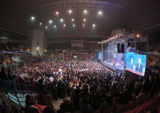 Over 10,000 Vietnamese attend Franklin Graham's prayer rally in Hanoi