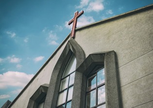 Small churches that evangelize to unchurched tend to retain most converts, survey finds