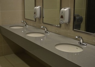 Woman caught trying to flush her newborn baby down toilet; Charged with child endangerment