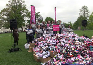 Pro-life students bring 200k baby socks to Congress to show number of babies aborted by Planned Parenthood each year
