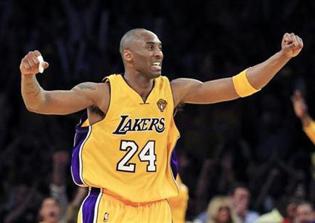 Kobe Bryant, Dwight Howard Clash in Lakers vs Rockets NBA Game