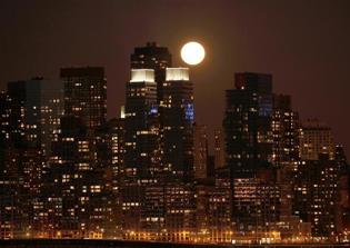 Christmas Full Moon to Appear For First Time Since 1977