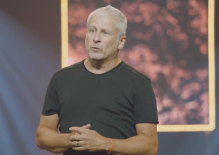 Pastor draws criticism for Carrie Underwood's performance at Passion 2017